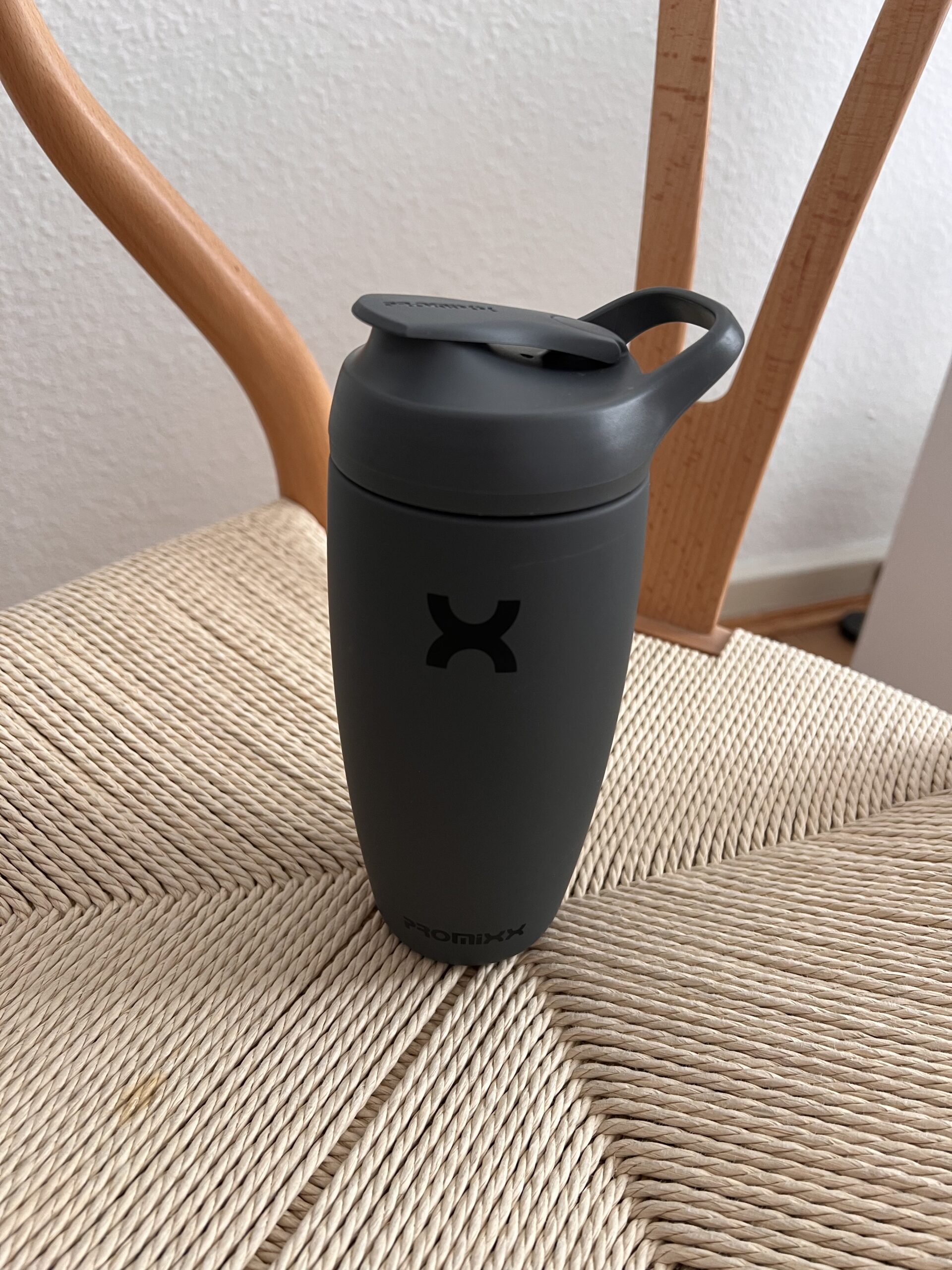 Promaxx eiweissshaker stehend